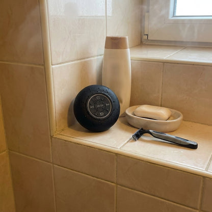 Vodootporni bluetooth zvučnik — velika dugmad za mokre ruke